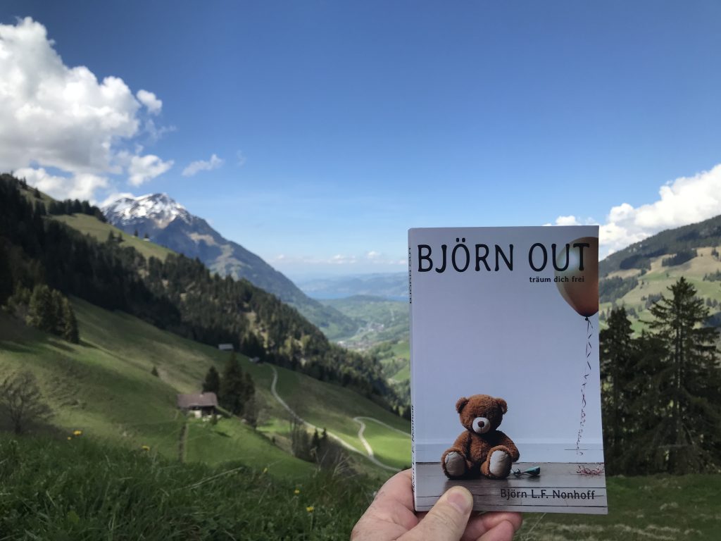 Das Buch Björnout des Bestseller Autor Björn Nonhoff in den Schweizer Bergen