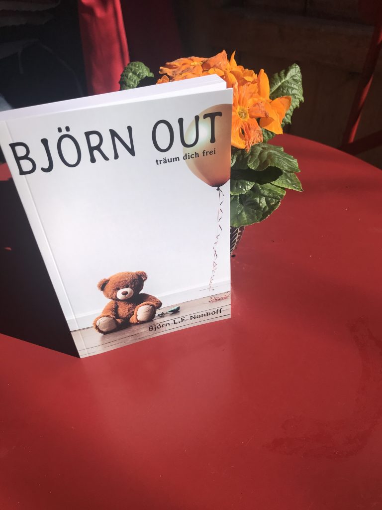 Bestseller Björnout Burnout Buch auf einem Tisch mit Blumen